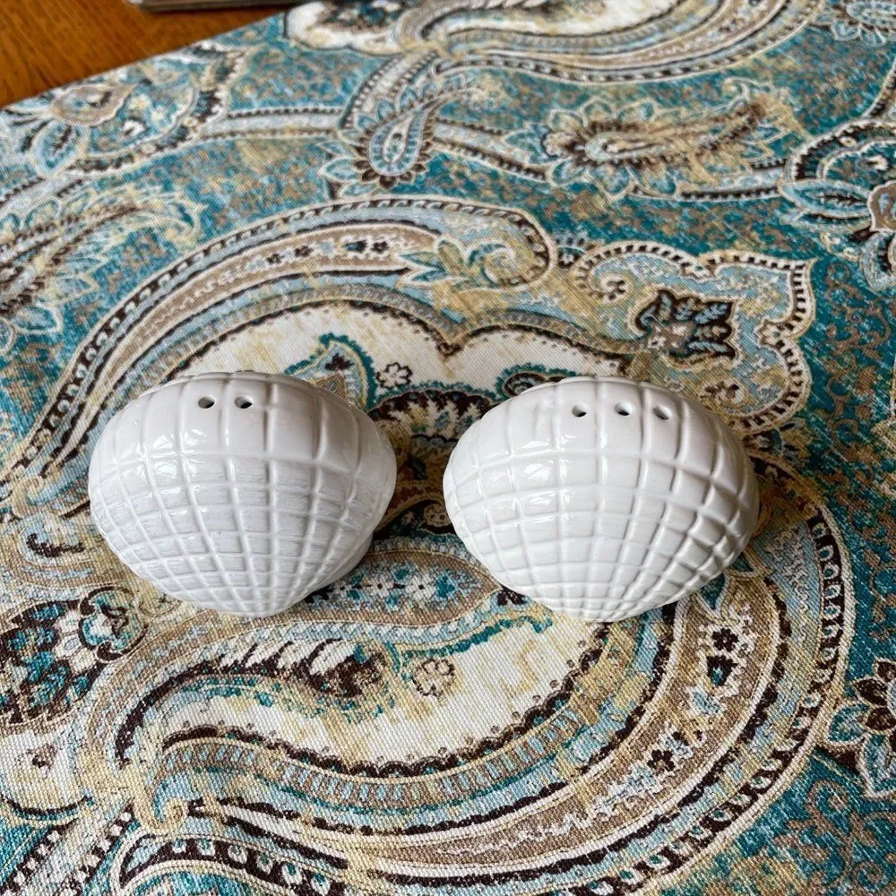 Durastone Cream Scallop Shell Salt Pepper Shakers Coastal Decor New in Box